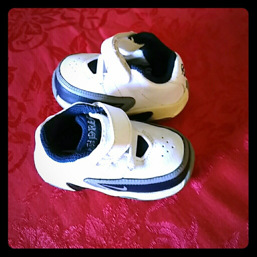 Nike baby tennis shoes sz 3